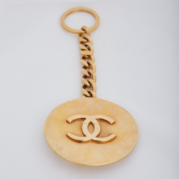 CHANEL VINTAGE CC GOLD TONE DANGLE KEY CHAIN (1993) - Picture 4 of 4